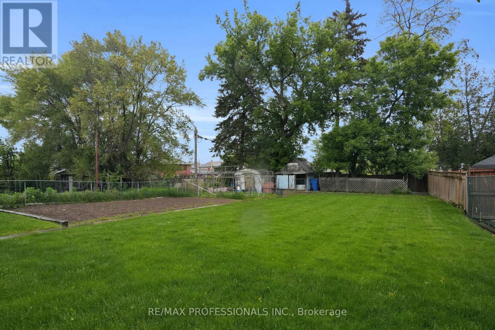 65 Strathburn Boulevard, Toronto, Ontario  M9M 2X8 - Photo 31 - W12171421