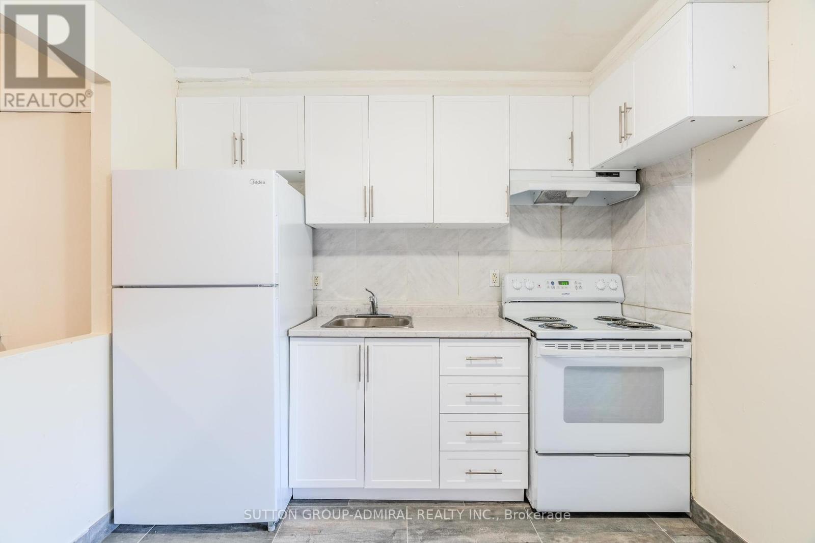 Unit B - 272 Jane Street, Toronto (Lambton Baby Point), Ontario  M6S 3Z2 - Photo 4 - W12144532