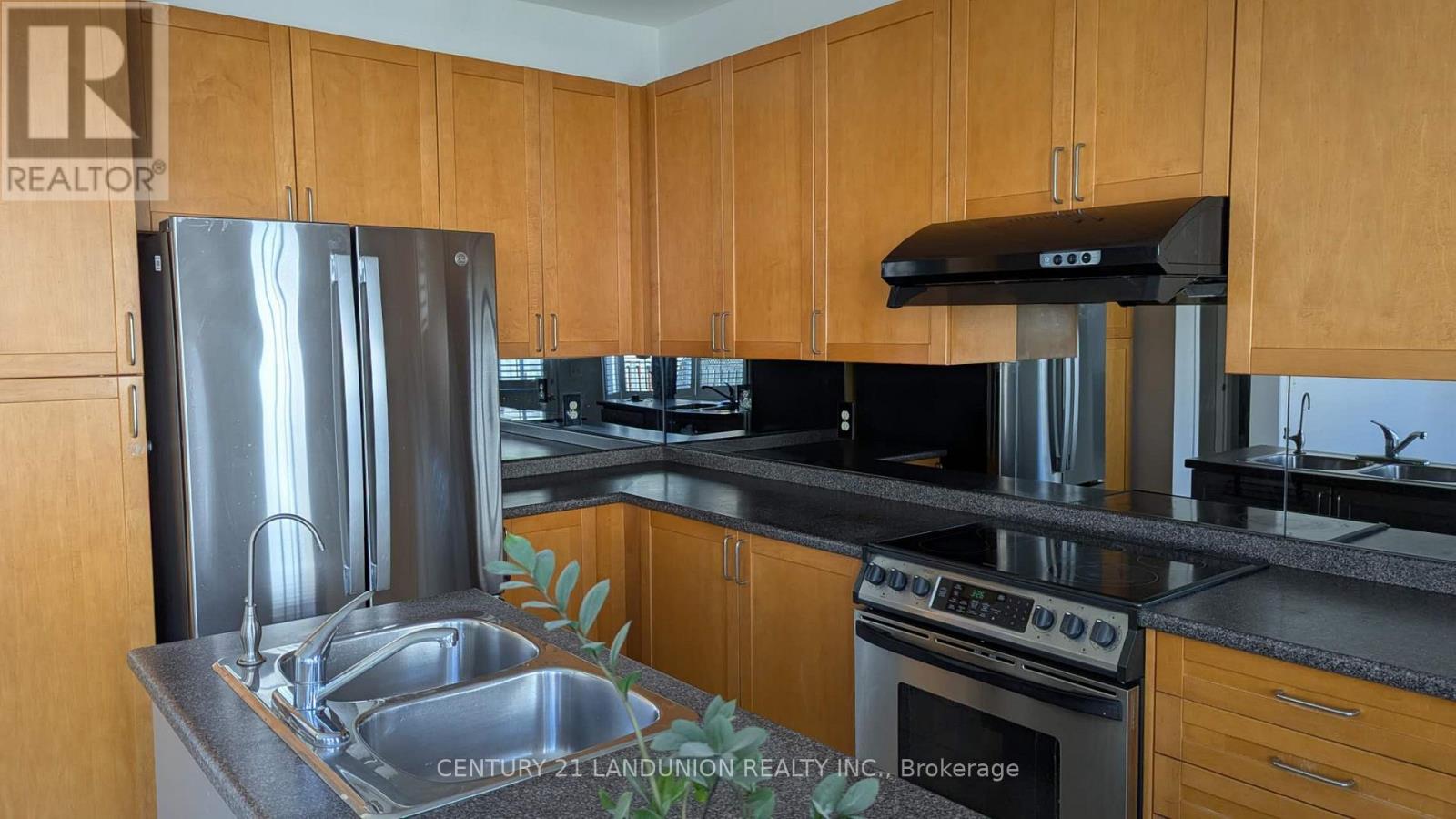23 Wychwood Drive, Markham (Berczy), Ontario  L6C 2V1 - Photo 8 - N12121734