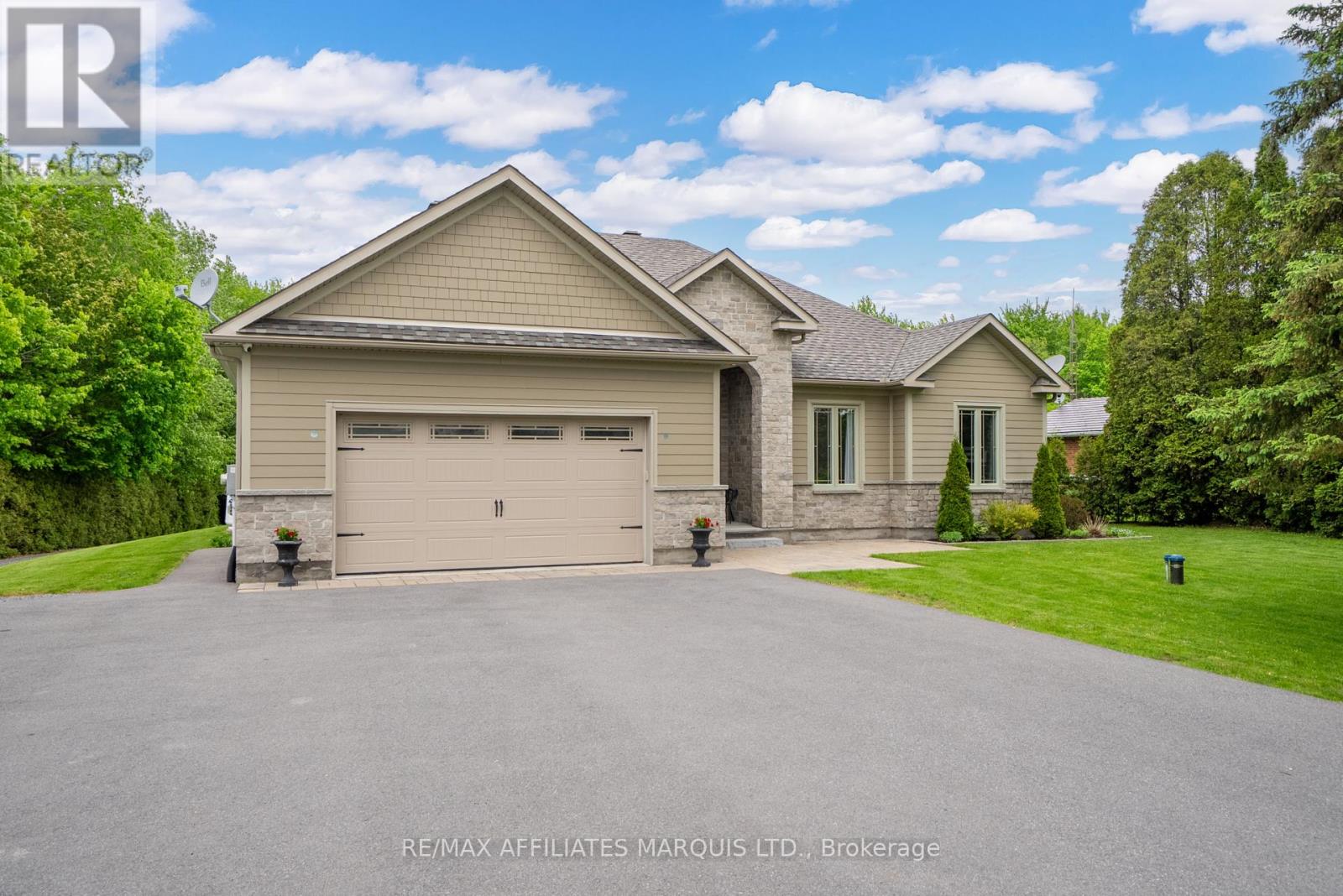 18497 Glen Road, South Glengarry, Ontario  K0C 2J0 - Photo 2 - X12171611