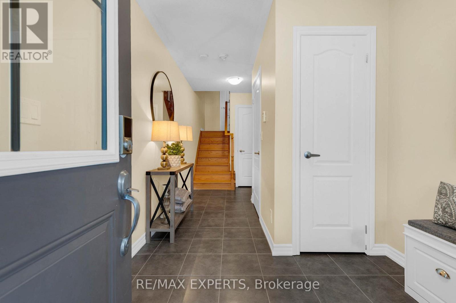 136 Alvin Pegg Drive, East Gwillimbury, Ontario  L9N 0R7 - Photo 3 - N12171654