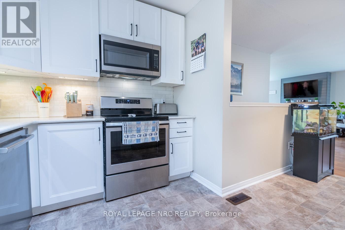 810 Canboro Road W, Pelham, Ontario  L0S 1C0 - Photo 13 - X12171670