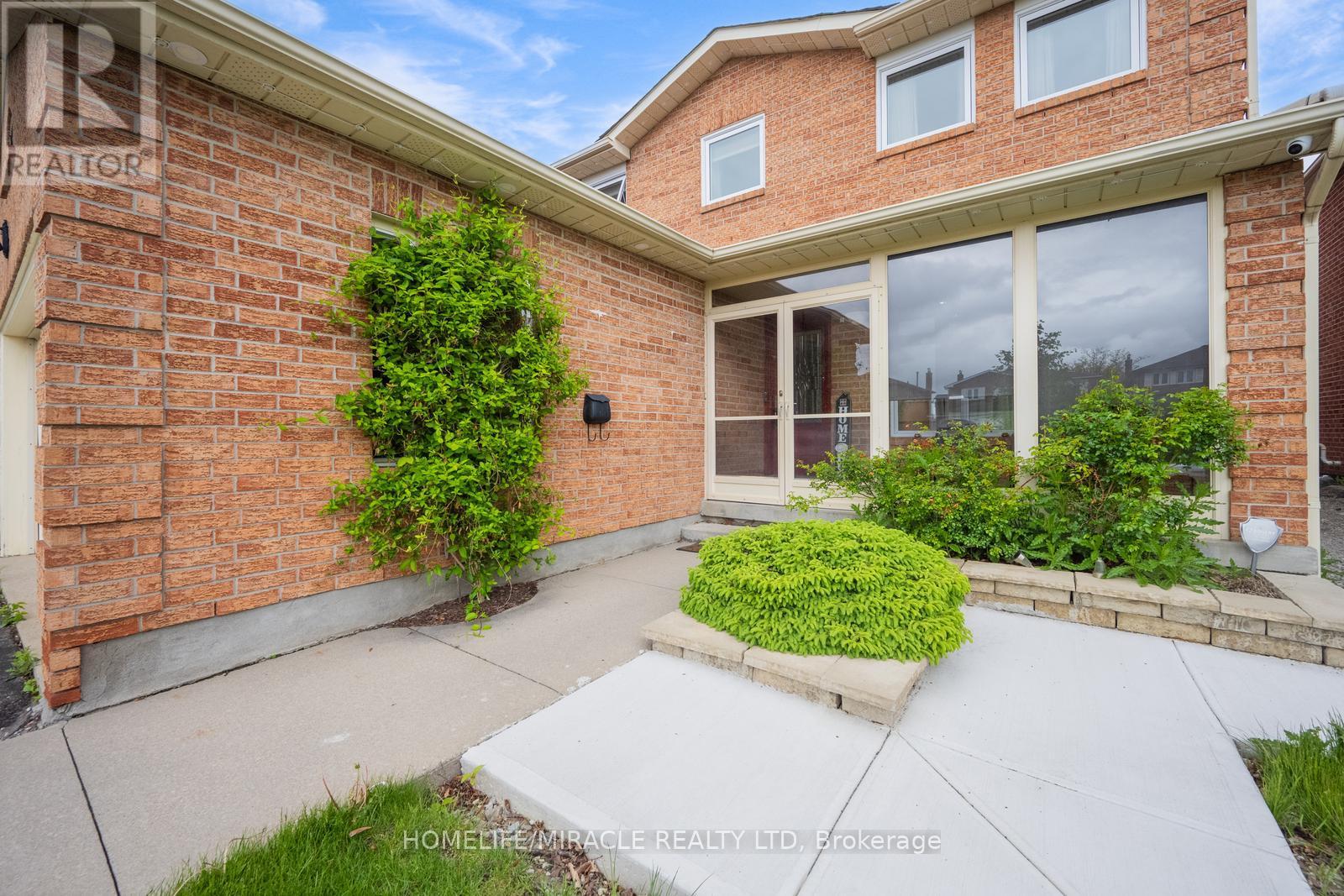 309 Conestoga Drive, Brampton, Ontario  L6Z 2T4 - Photo 2 - W12171663