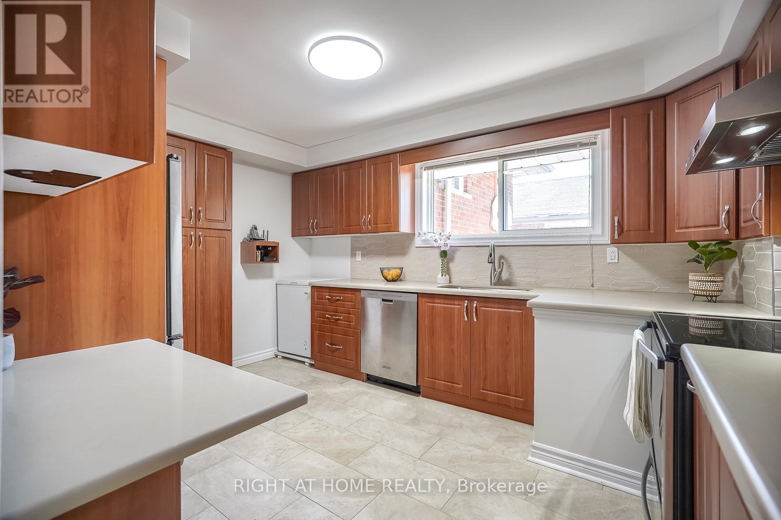 14 Amulet Street, Toronto (Tam O'shanter-Sullivan), Ontario  M1T 2E4 - Photo 12 - E12158408