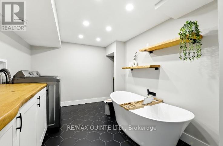 28 Radeski Street, Quinte West, Ontario  K8V 6B5 - Photo 34 - X12171780