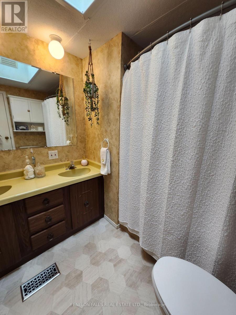 2 Park Crescent, Kawartha Lakes, Ontario  K9V 0H5 - Photo 15 - X12171784