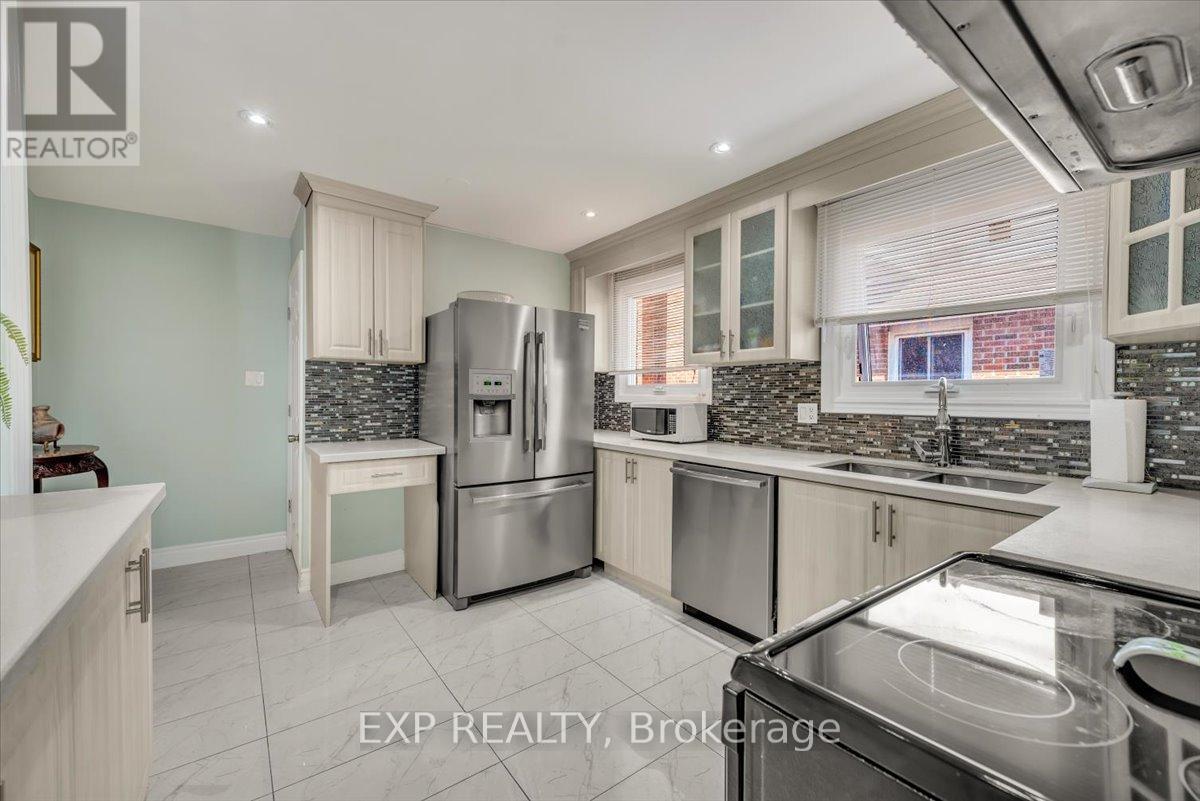 135 Mill Street N, Brampton, Ontario  L6X 2P1 - Photo 2 - W12171812