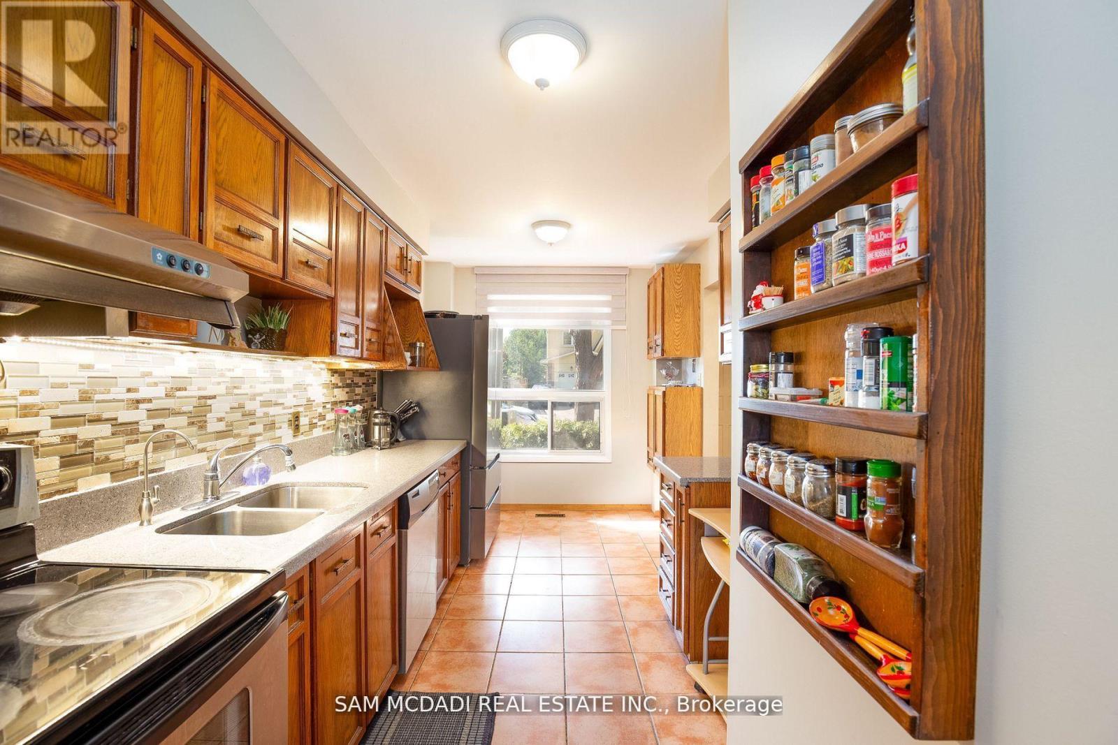 4043 Pavillion Court, Mississauga, Ontario  L5B 2V9 - Photo 5 - W12171834