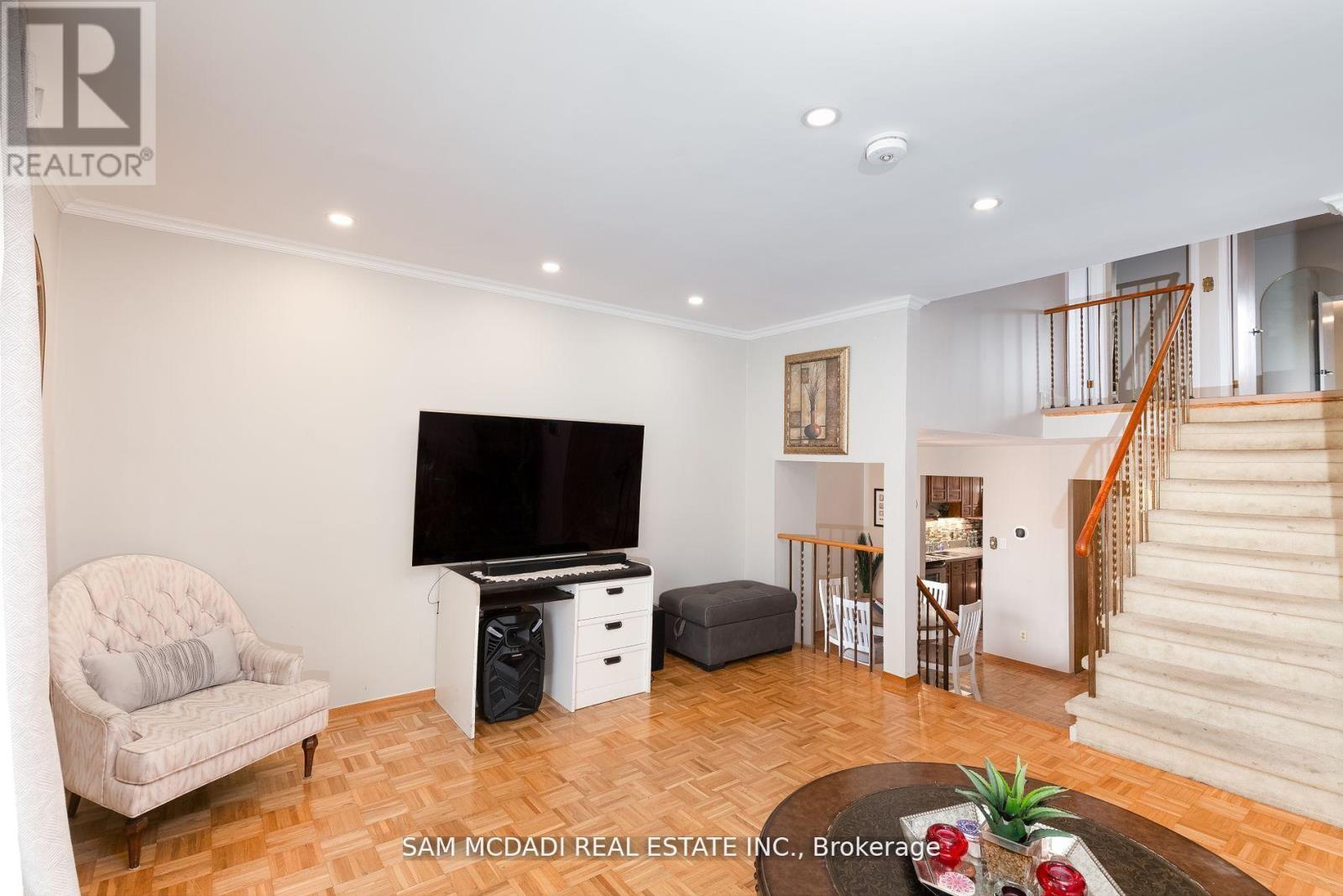 4043 Pavillion Court, Mississauga, Ontario  L5B 2V9 - Photo 8 - W12171834