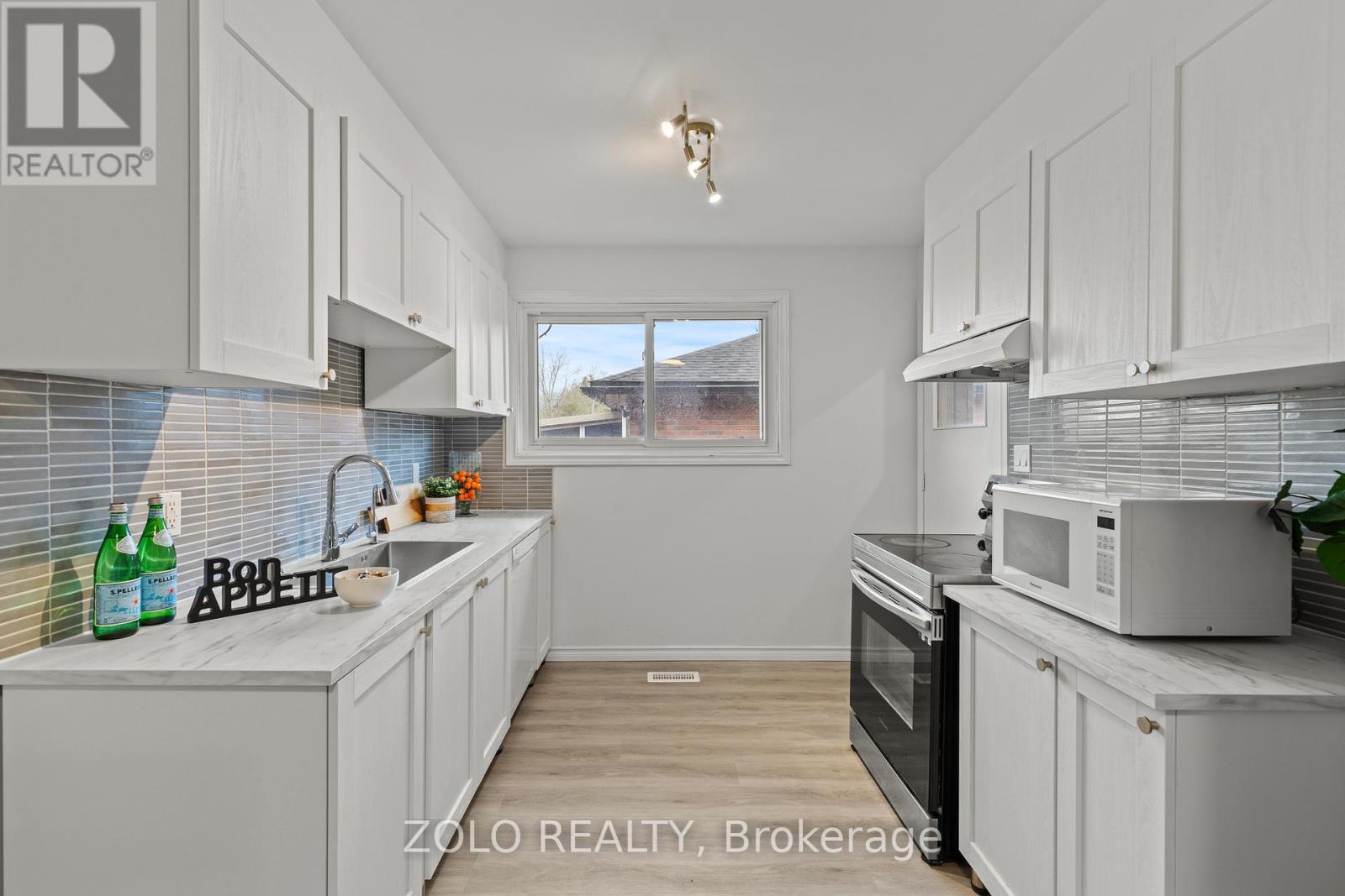 Property at 215 MACKENZIE CRESCENT image 5