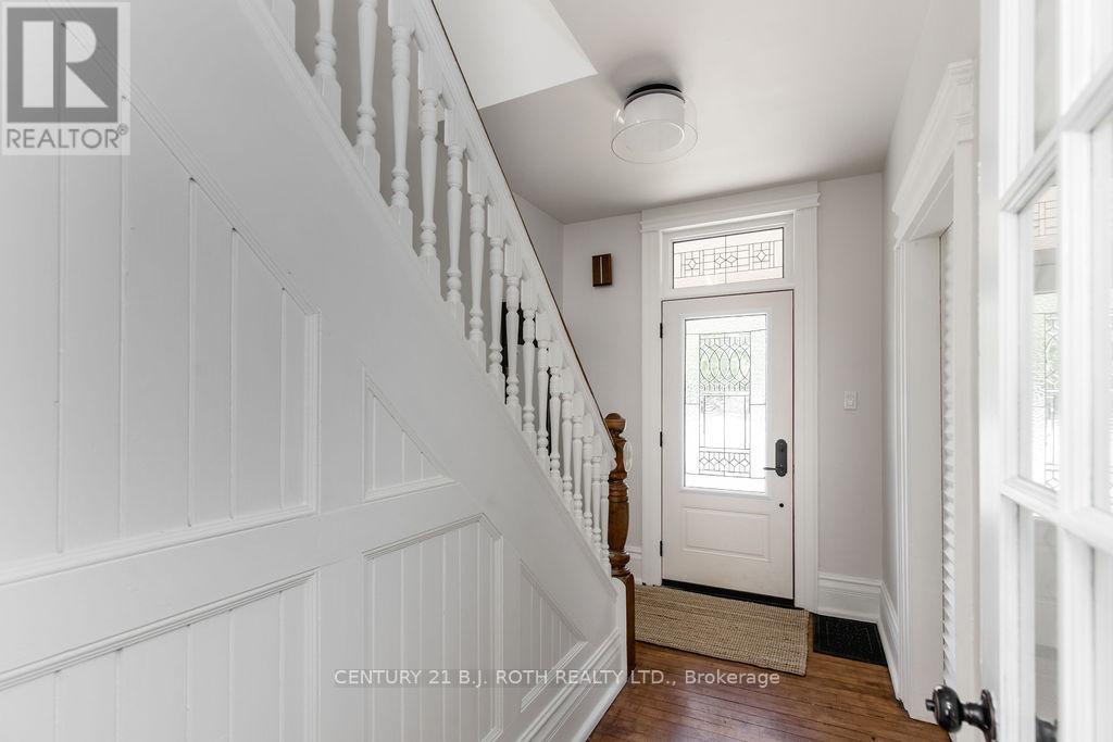 56 Holgate Street, Barrie, Ontario  L4N 2T7 - Photo 5 - S12168091