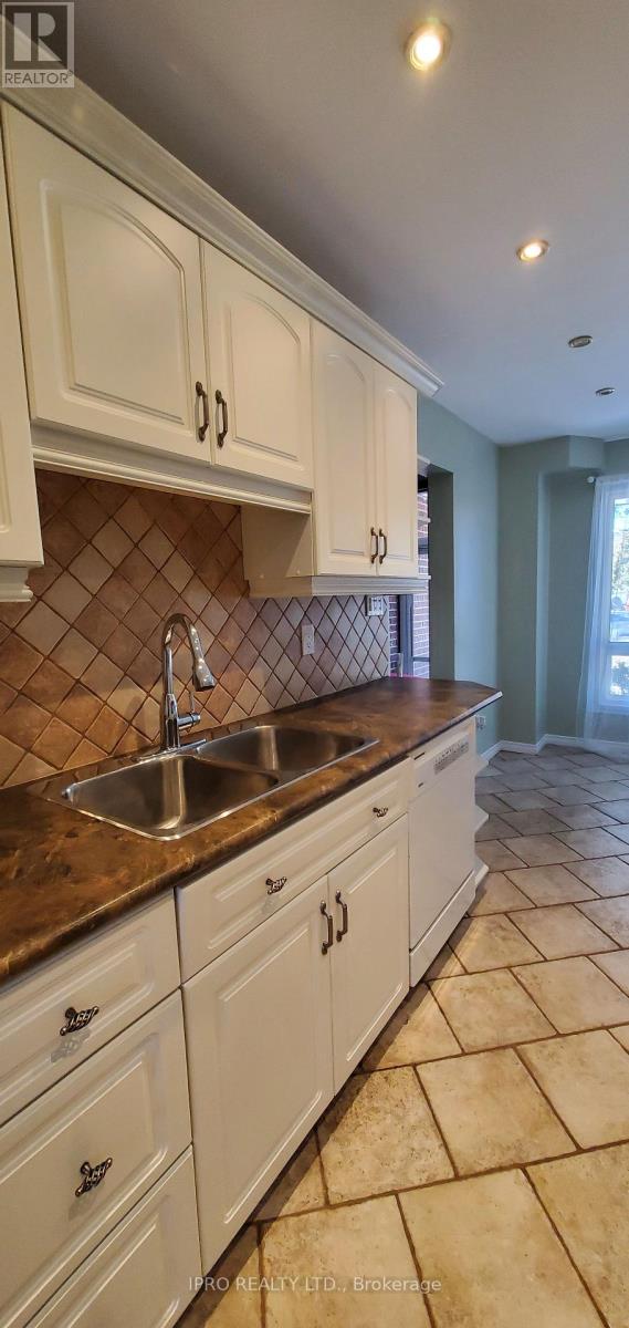 12 Simmons Boulevard, Brampton, Ontario  L6V 3V5 - Photo 8 - W12050860