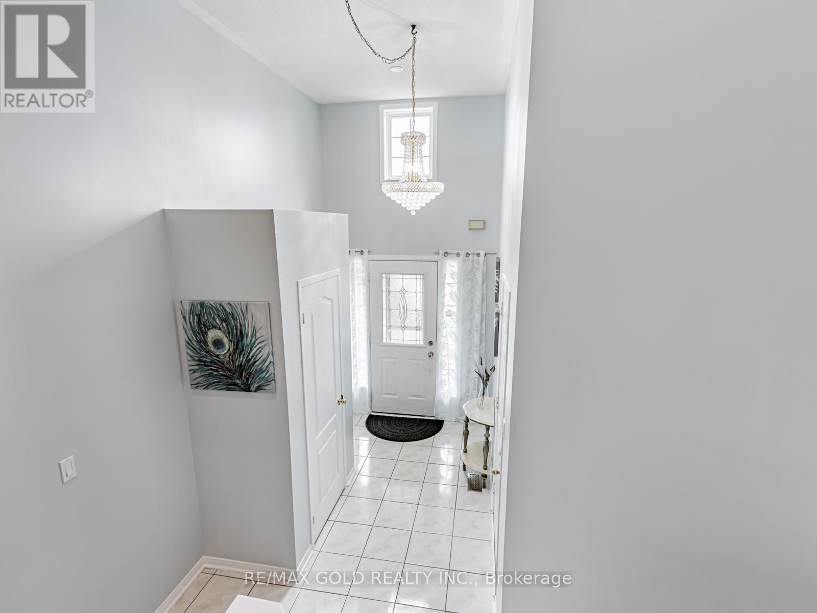 34 Sundridge Street, Brampton (Snelgrove), Ontario  L7A 2J9 - Photo 3 - W12171300