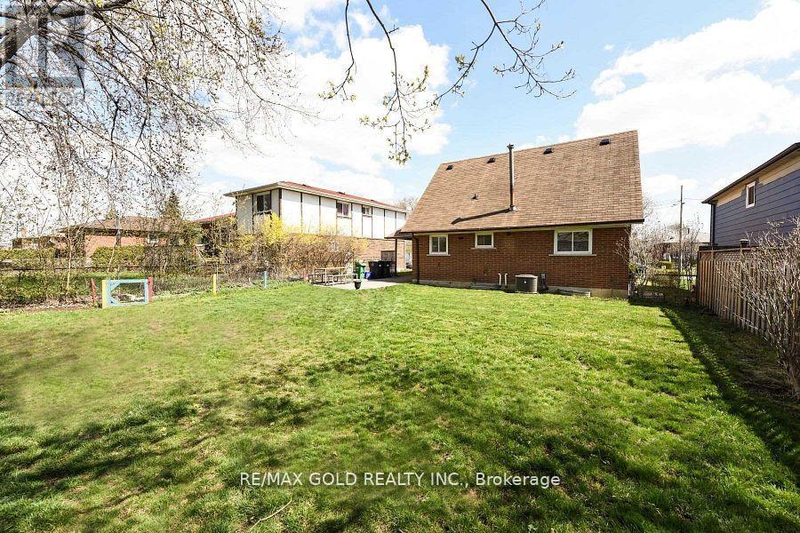 3657 Woodruff Crescent, Mississauga, Ontario  L4T 1T8 - Photo 16 - W12171891