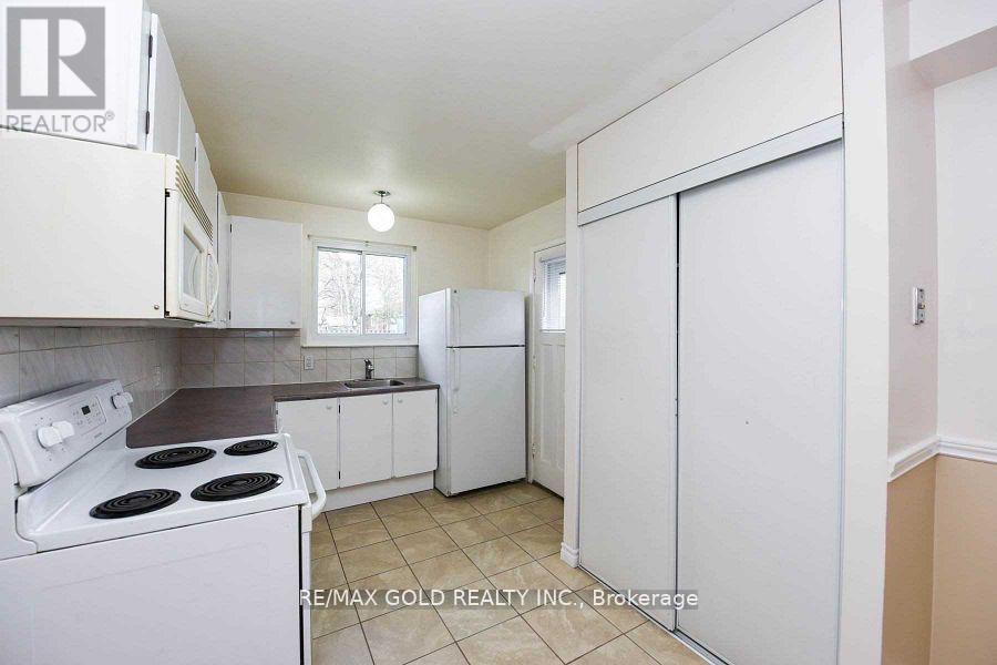 3657 Woodruff Crescent, Mississauga, Ontario  L4T 1T8 - Photo 3 - W12171891
