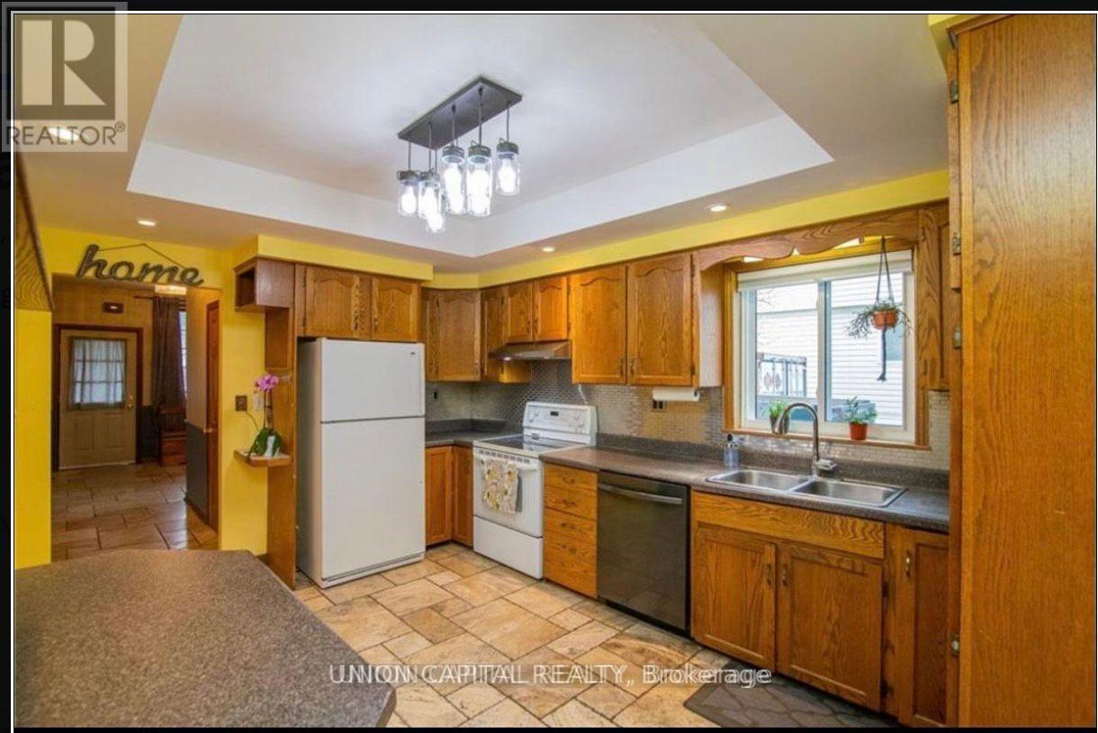 38 Ward Avenue, Hamilton, Ontario  L8S 2E6 - Photo 4 - X12162376