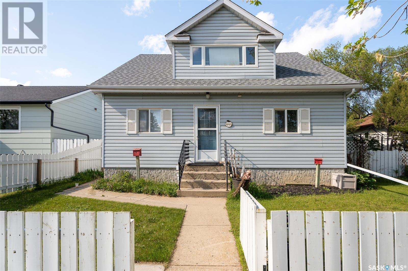 Property at 444 Ominica STREET E image 1