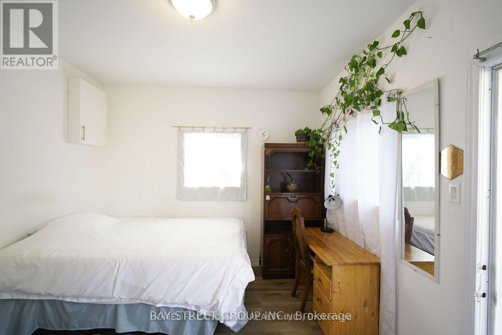 Main And Second Floor - 30 Ash Crescent, Toronto, Ontario  M8W 1E4 - Photo 4 - W12171914