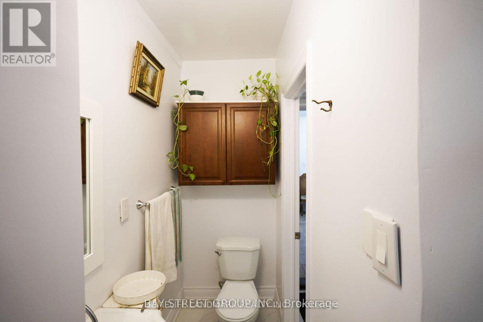 Main And Second Floor - 30 Ash Crescent, Toronto, Ontario  M8W 1E4 - Photo 6 - W12171914