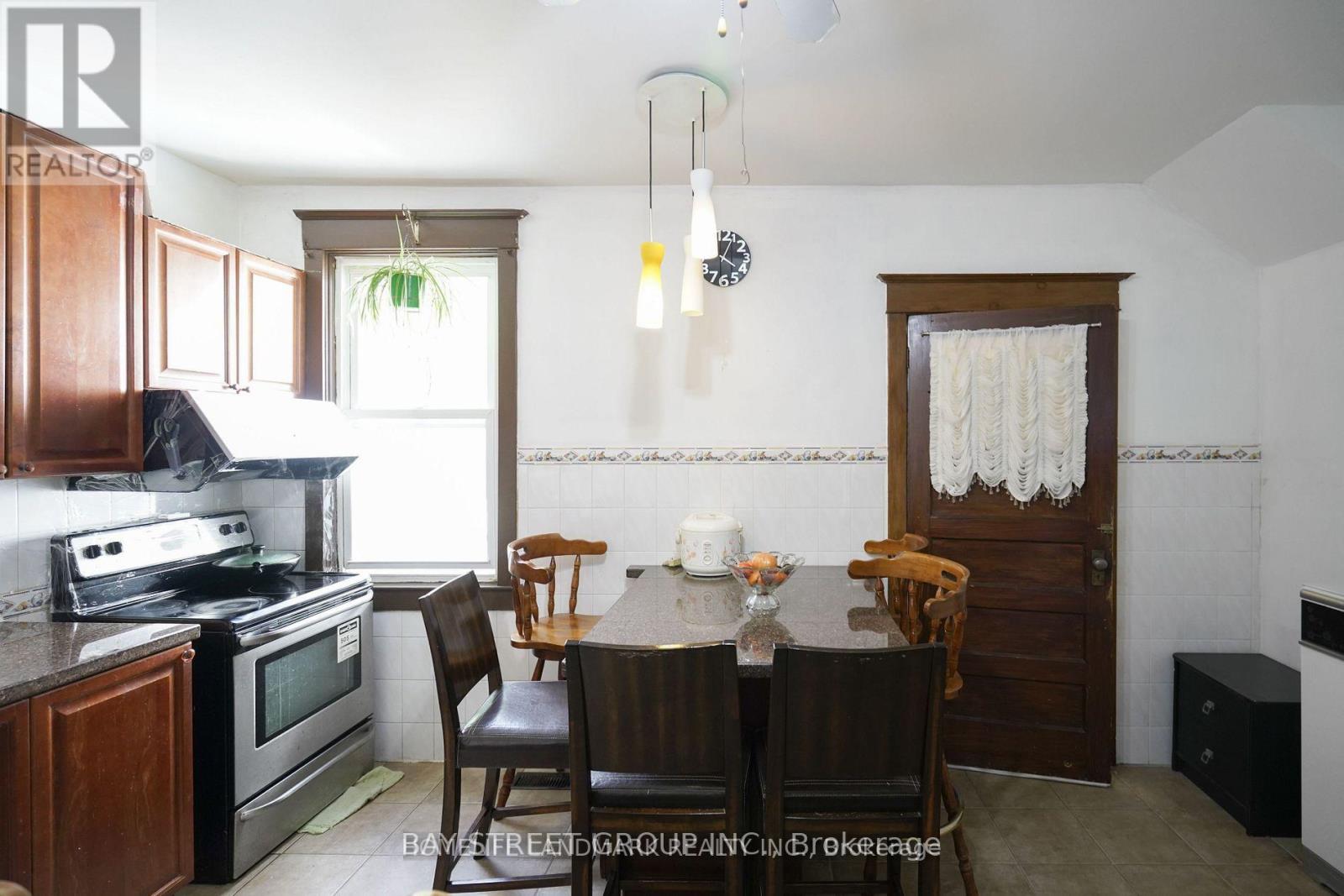 Main And Second Floor - 30 Ash Crescent, Toronto, Ontario  M8W 1E4 - Photo 7 - W12171914