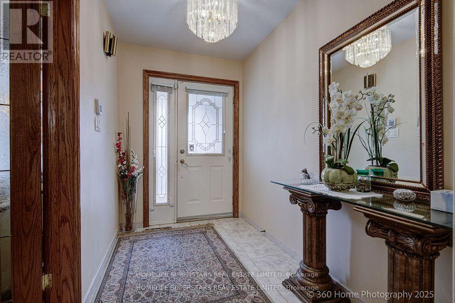 2361 Nikanna Road, Mississauga, Ontario  L5C 2W8 - Photo 3 - W12171924