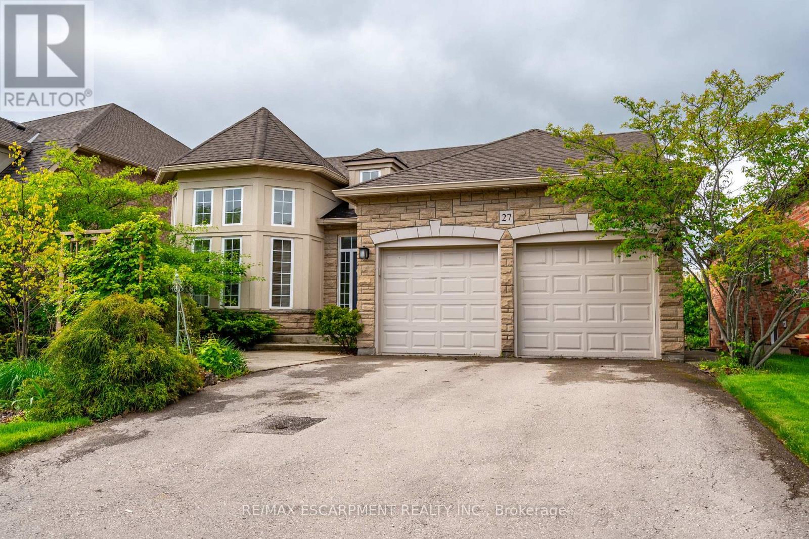 27 Gaines Avenue, Hamilton (Dundas), Ontario  L9H 7M4 - Photo 1 - X12171952