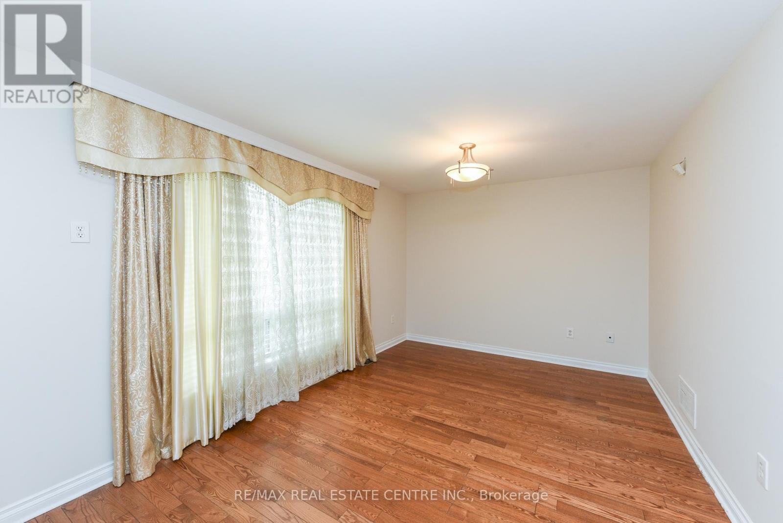 5989 Sidmouth Street, Mississauga, Ontario  L5V 2Z5 - Photo 10 - W12156506