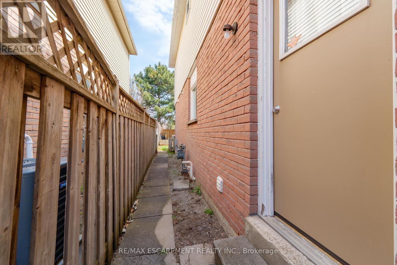 2485 Newport Street, Burlington, Ontario  L7M 3X7 - Photo 45 - W12102617