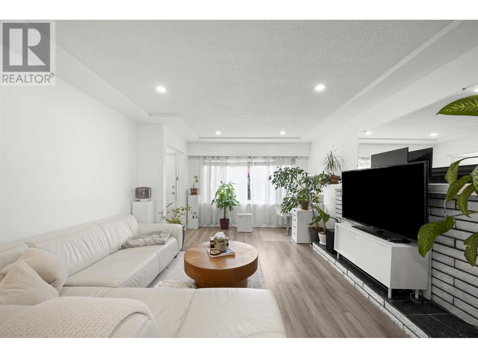 2647 Dundas Street, Vancouver, British Columbia  V5K 1R1 - Photo 2 - R3005441