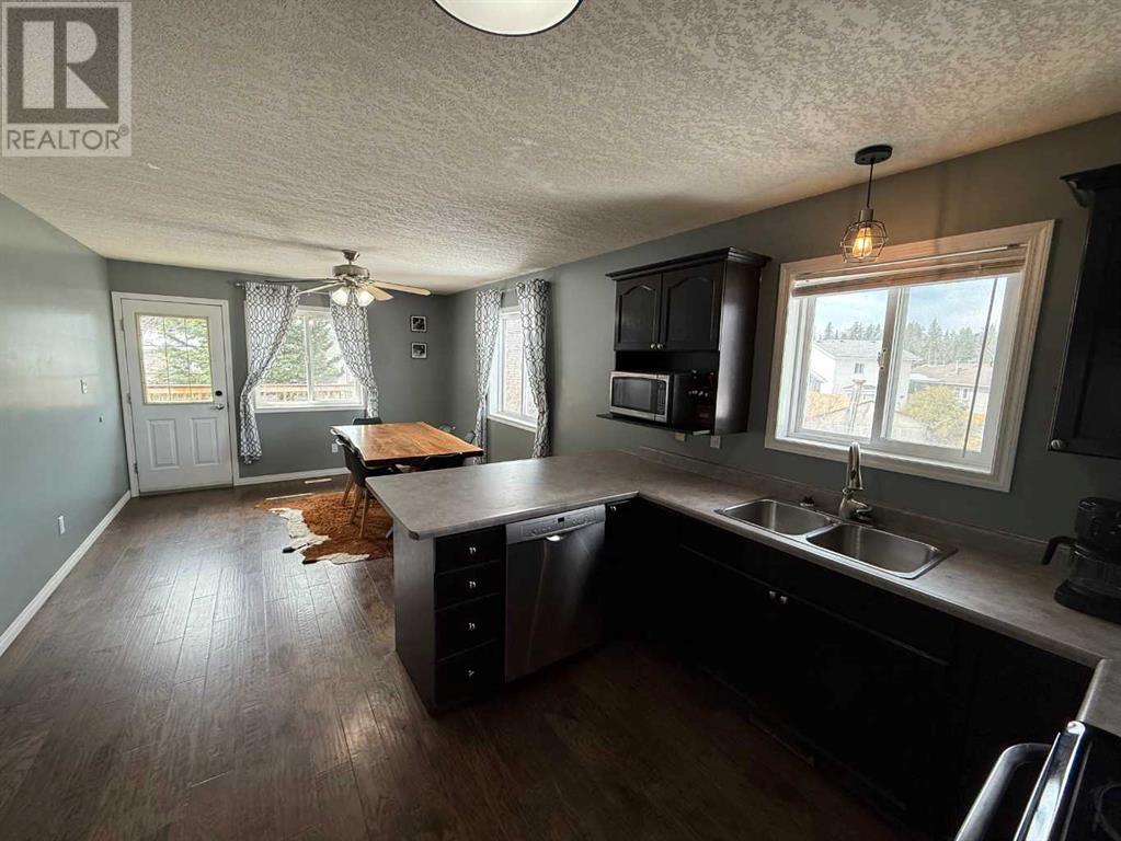 110 Parker Place, Hinton, Alberta  T7V 2C2 - Photo 4 - A2211517