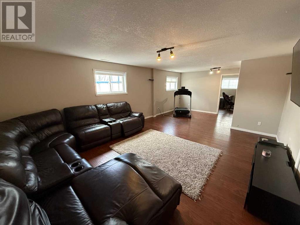 110 Parker Place, Hinton, Alberta  T7V 2C2 - Photo 14 - A2211517