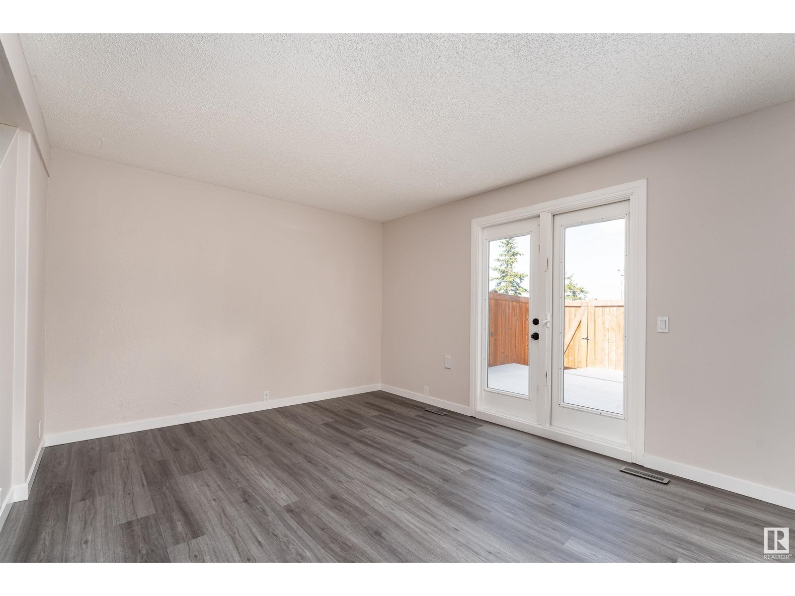 1244 Lakewood Rd W Nw Nw, Edmonton, Alberta  T6K 3P2 - Photo 8 - E4438462