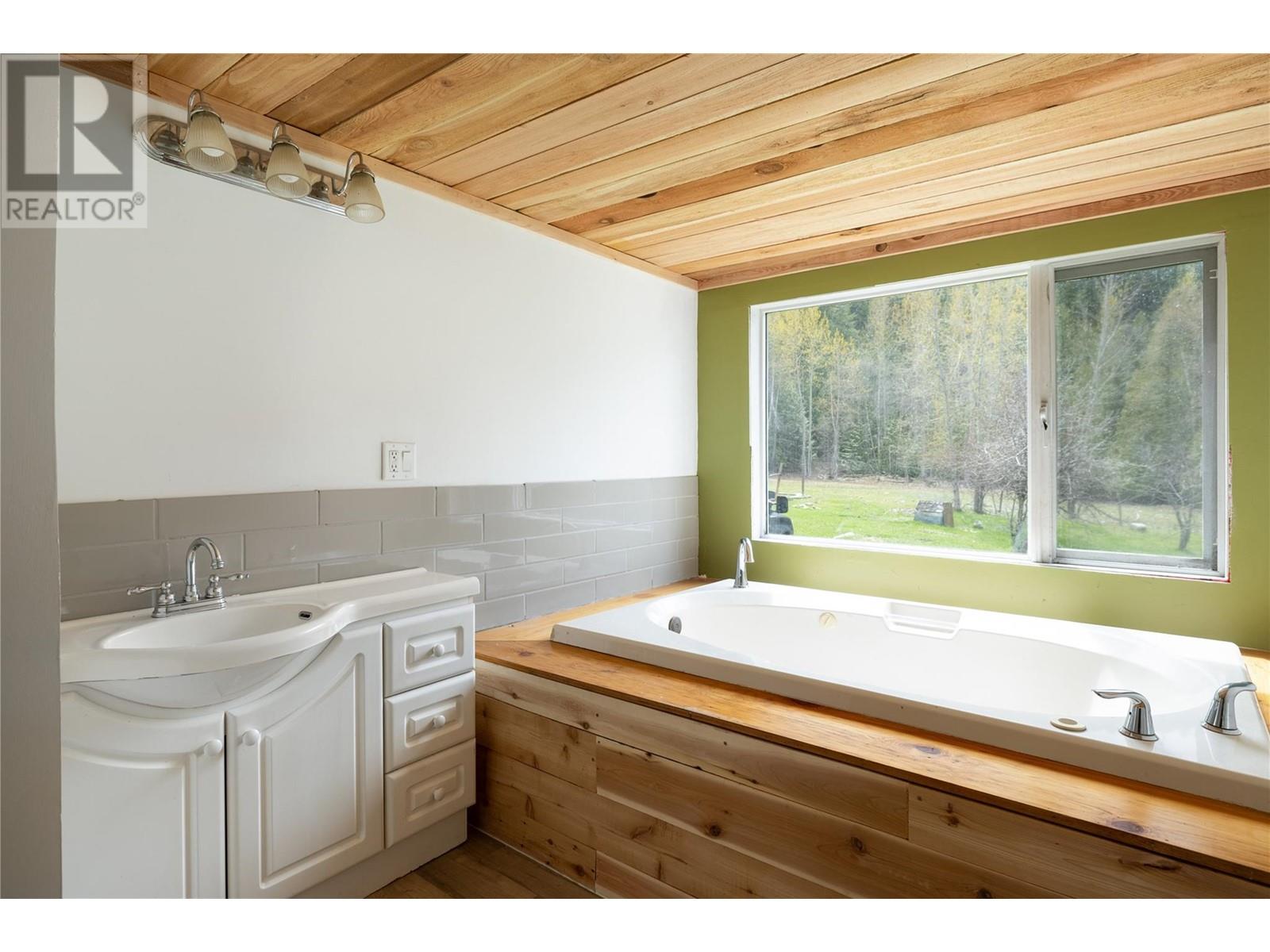 1538 Creighton Valley Road, Lumby, British Columbia  V0E 2G1 - Photo 12 - 10333967