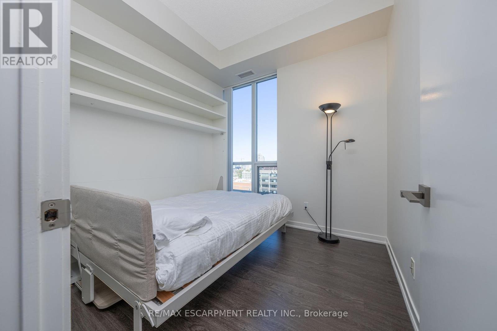 1702 - 770 Bay Street, Toronto, Ontario  M5G 1N6 - Photo 22 - C12172060