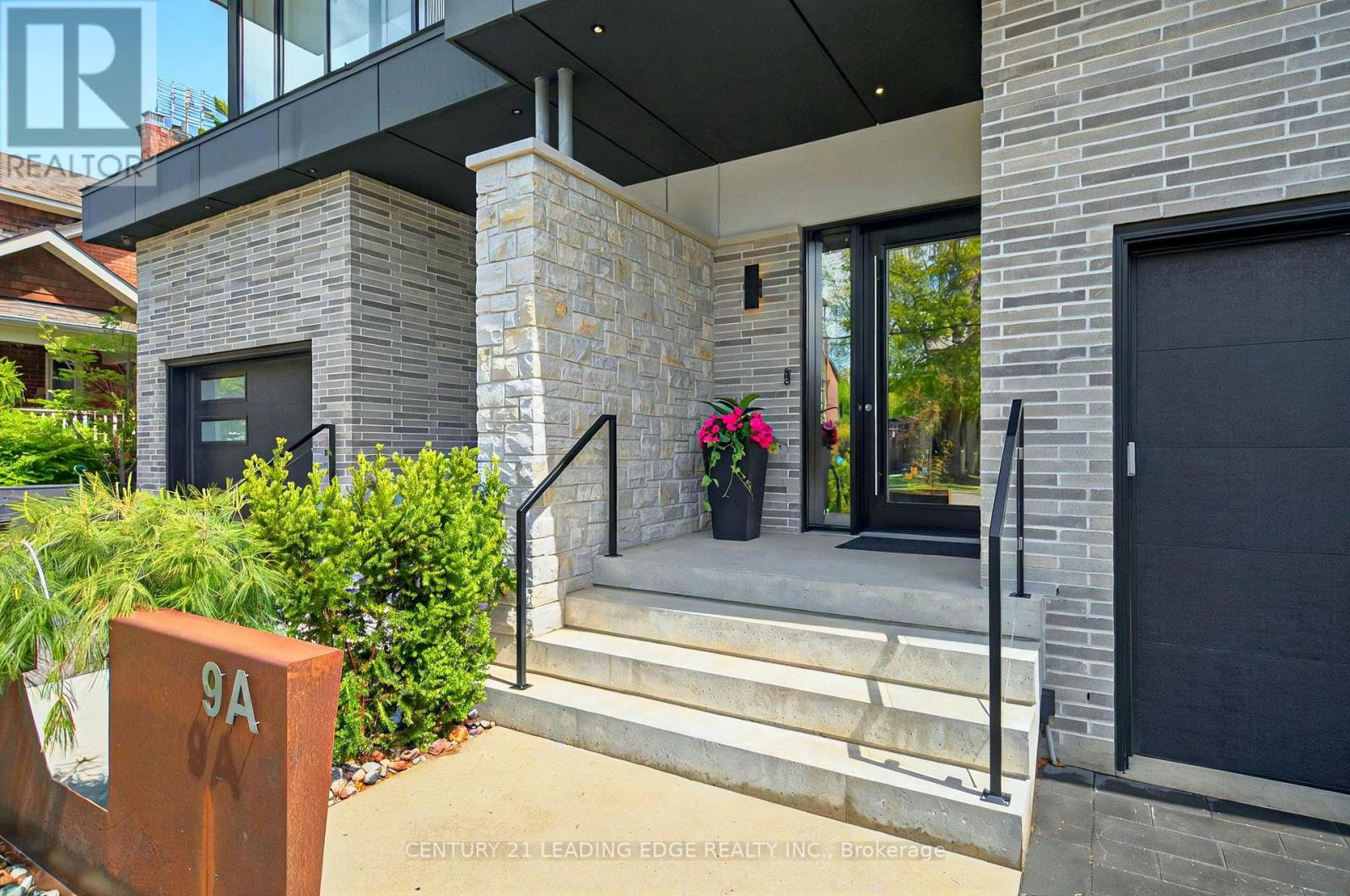 9a Briarwood Avenue, Mississauga (Port Credit), Ontario  L5G 3N4 - Photo 2 - W12172072