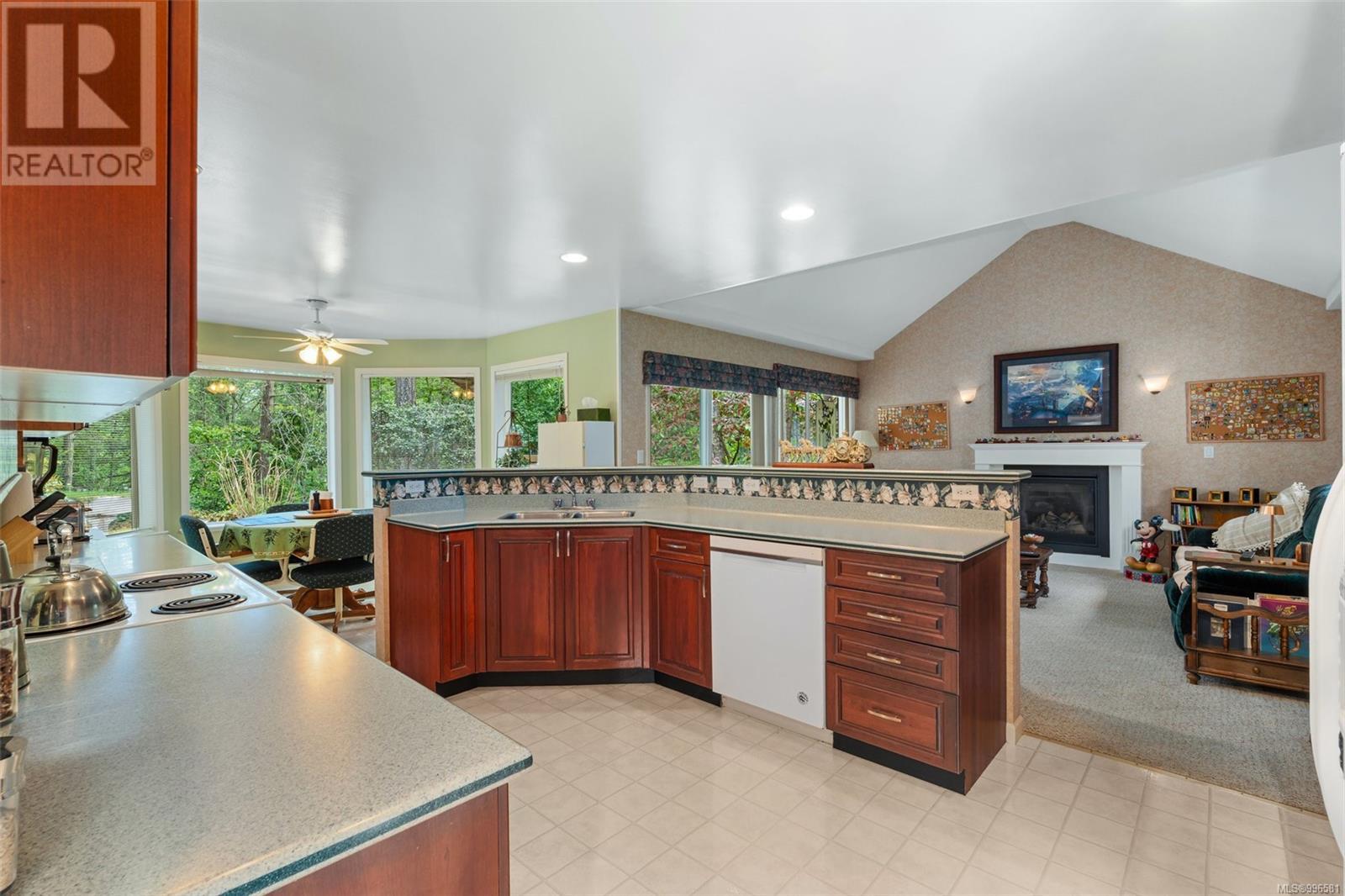 983 Carolwood Dr, Saanich, British Columbia  V8X 3T9 - Photo 8 - 996581