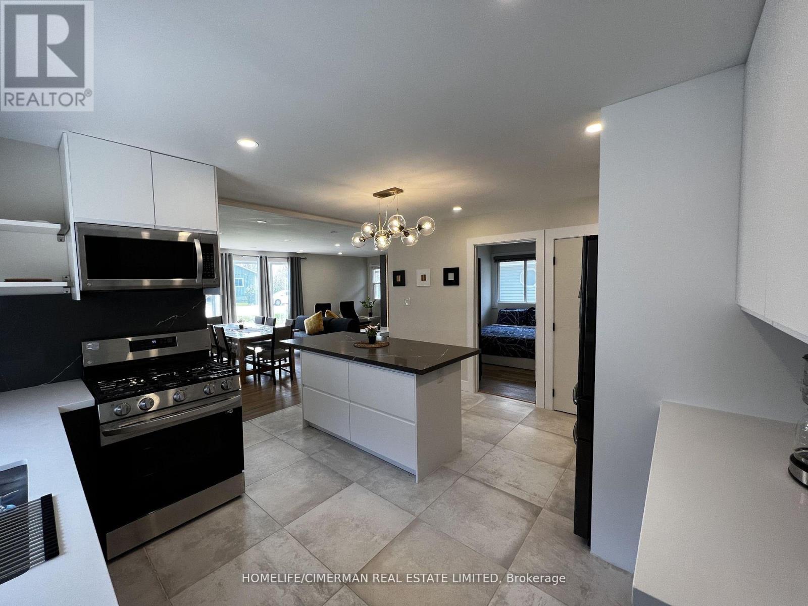 228 Bayview Avenue, Georgina, Ontario  L4P 2T2 - Photo 4 - N12172106