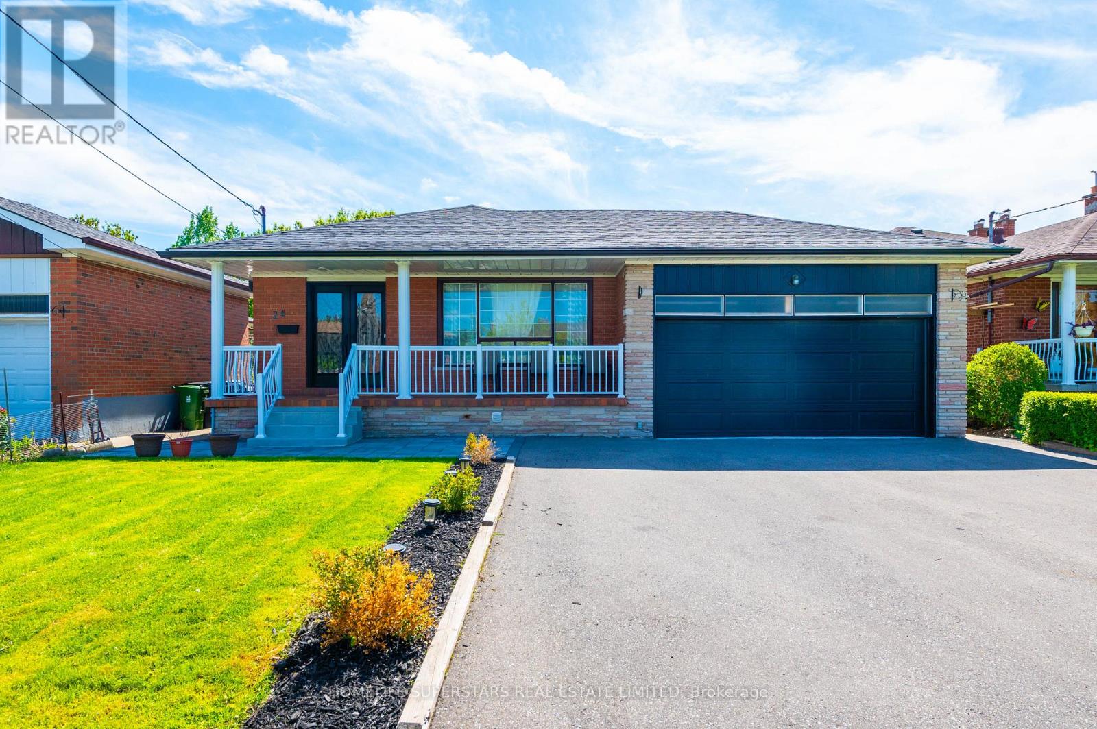 24 Archway Crescent W, Toronto, Ontario  M9M 1V6 - Photo 2 - W12172097