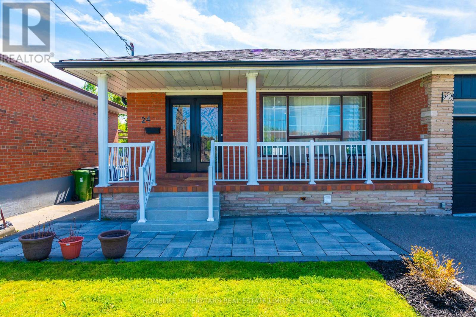 24 Archway Crescent W, Toronto, Ontario  M9M 1V6 - Photo 3 - W12172097