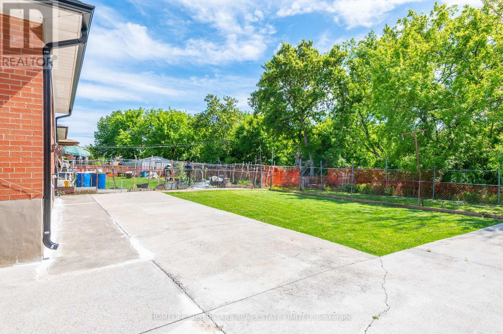 24 Archway Crescent W, Toronto, Ontario  M9M 1V6 - Photo 42 - W12172097