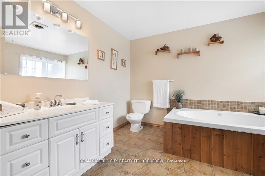 121 Pheasant Run, Greater Madawaska, Ontario  K0J 1H0 - Photo 16 - X12172122