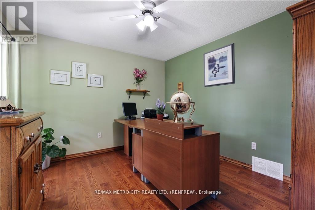 121 Pheasant Run, Greater Madawaska, Ontario  K0J 1H0 - Photo 5 - X12172122