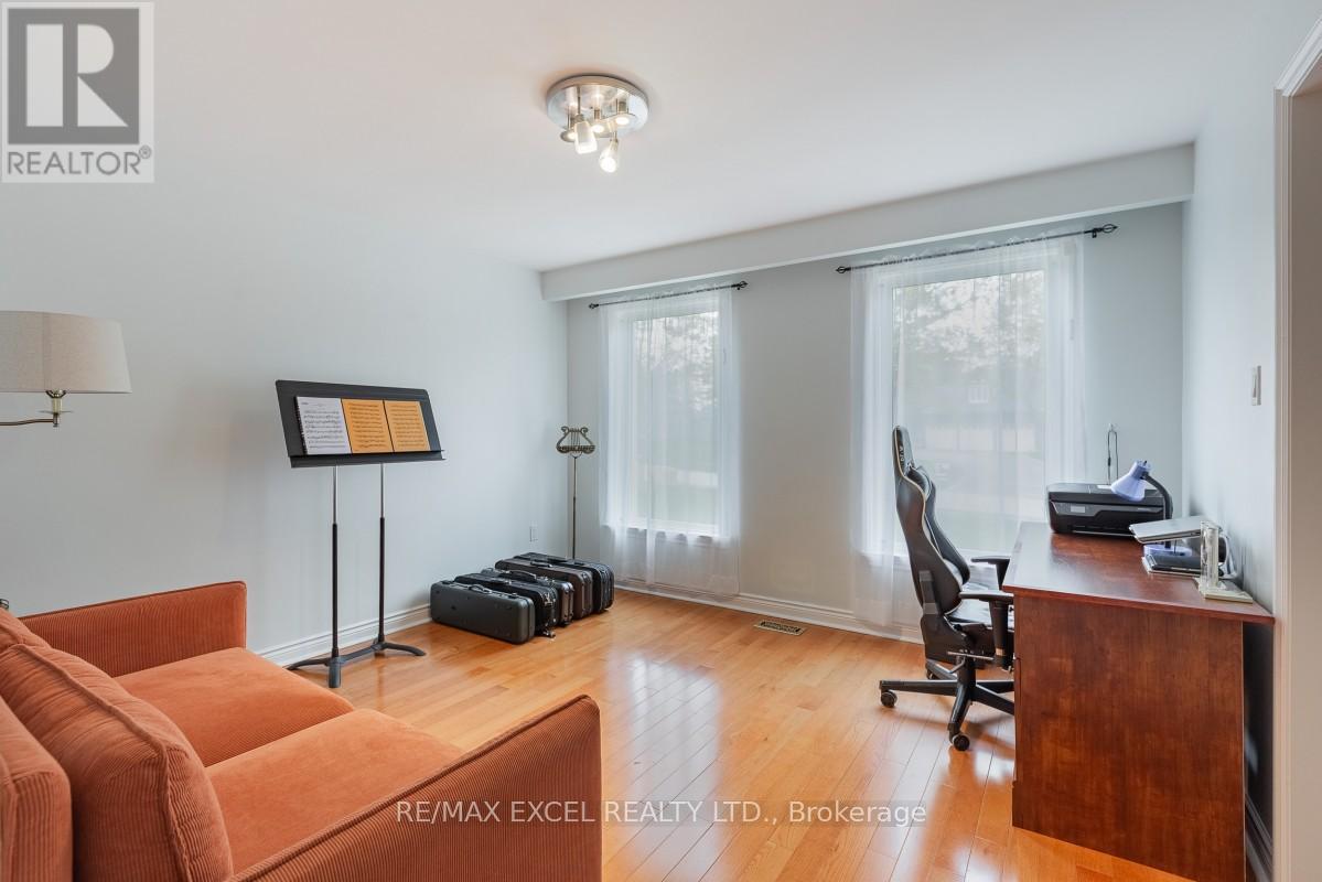 8 Boyd Court, Markham, Ontario  L6C 1A6 - Photo 11 - N12134897