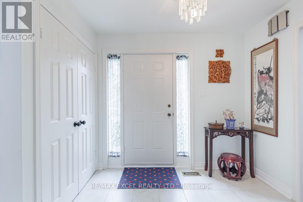 8 Boyd Court, Markham, Ontario  L6C 1A6 - Photo 4 - N12134897