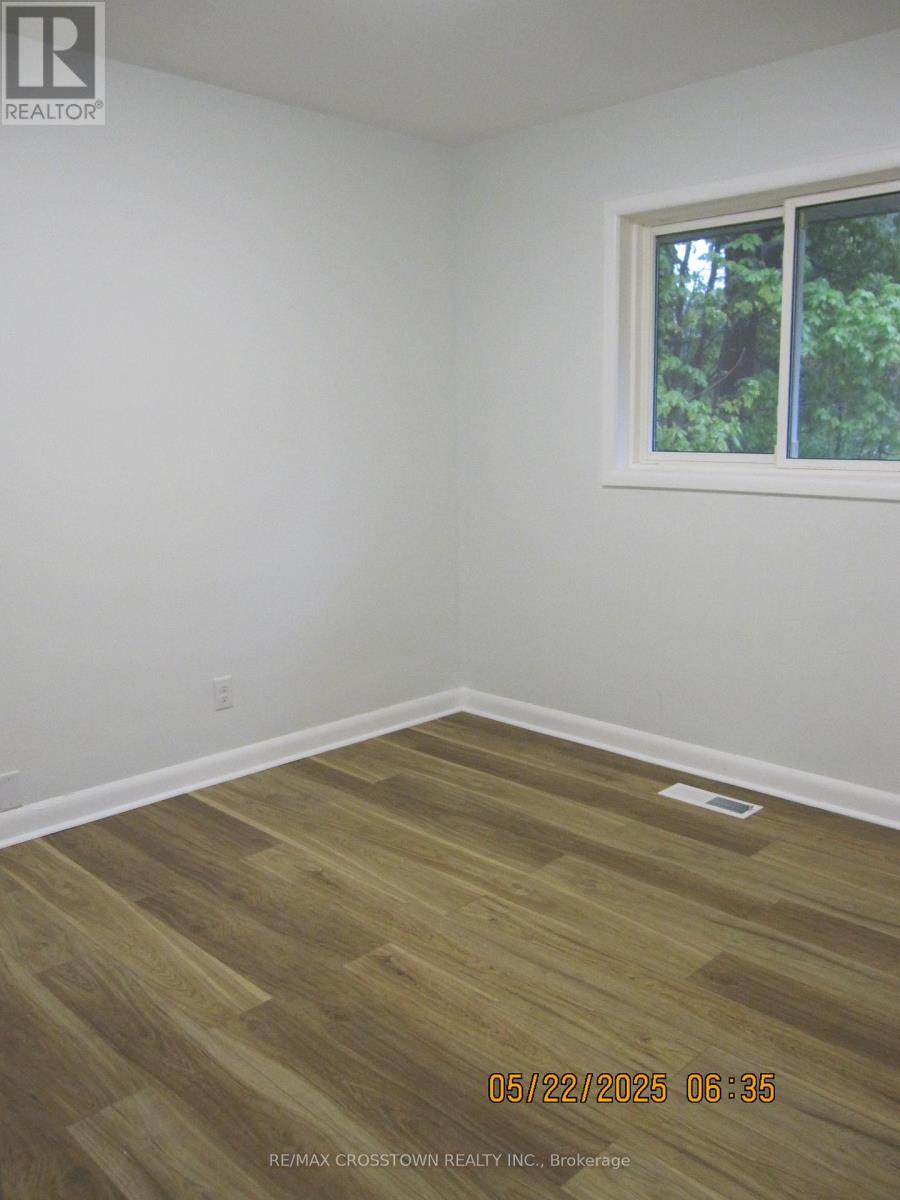 105 Eccles Street N, Barrie (Queen's Park), Ontario  L4N 1Y6 - Photo 5 - S12172118