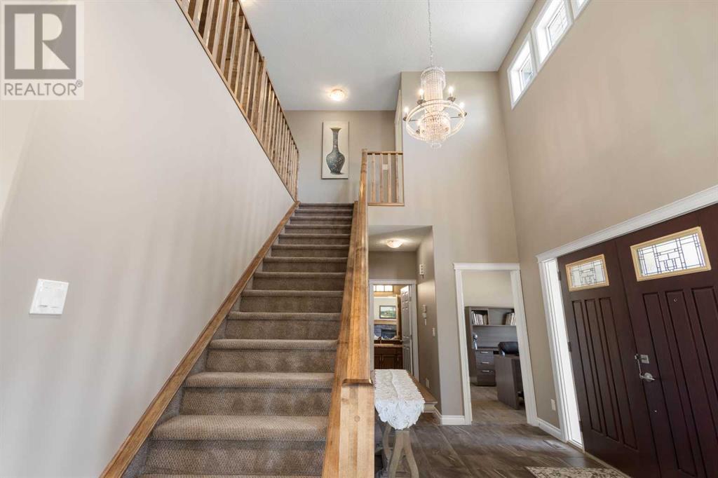 28 Westland Manor Sw, Calgary, Alberta  T3H 0X7 - Photo 4 - A2218389