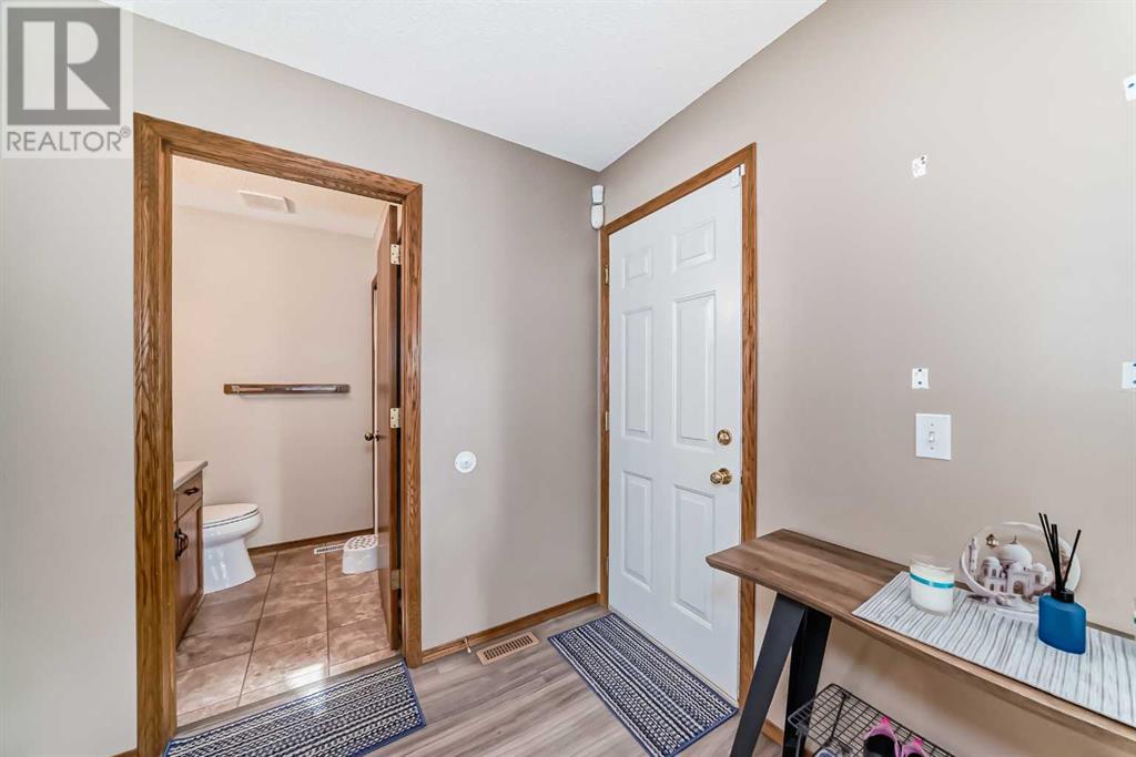 454 Meadowbrook Bay Se, Airdrie, Alberta  T4A 2B1 - Photo 15 - A2223792