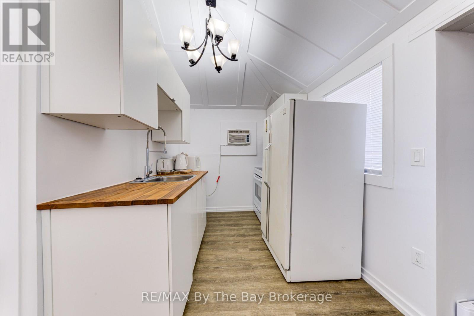 278 Coastline Drive, Wasaga Beach, Ontario  L9Z 2M4 - Photo 16 - S12115955