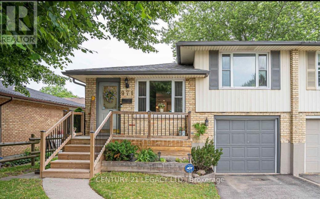 Photo 2 of 47 for 971 Eagle Crescent
