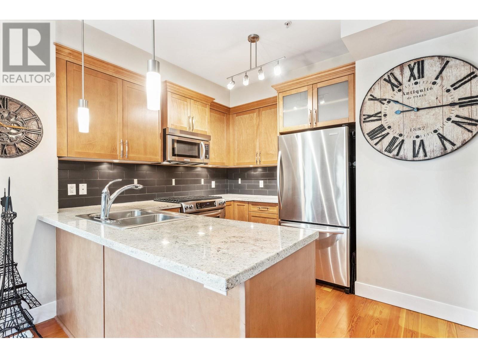 247 Furness Street, New Westminster, British Columbia  V3M 0B4 - Photo 9 - R2989754